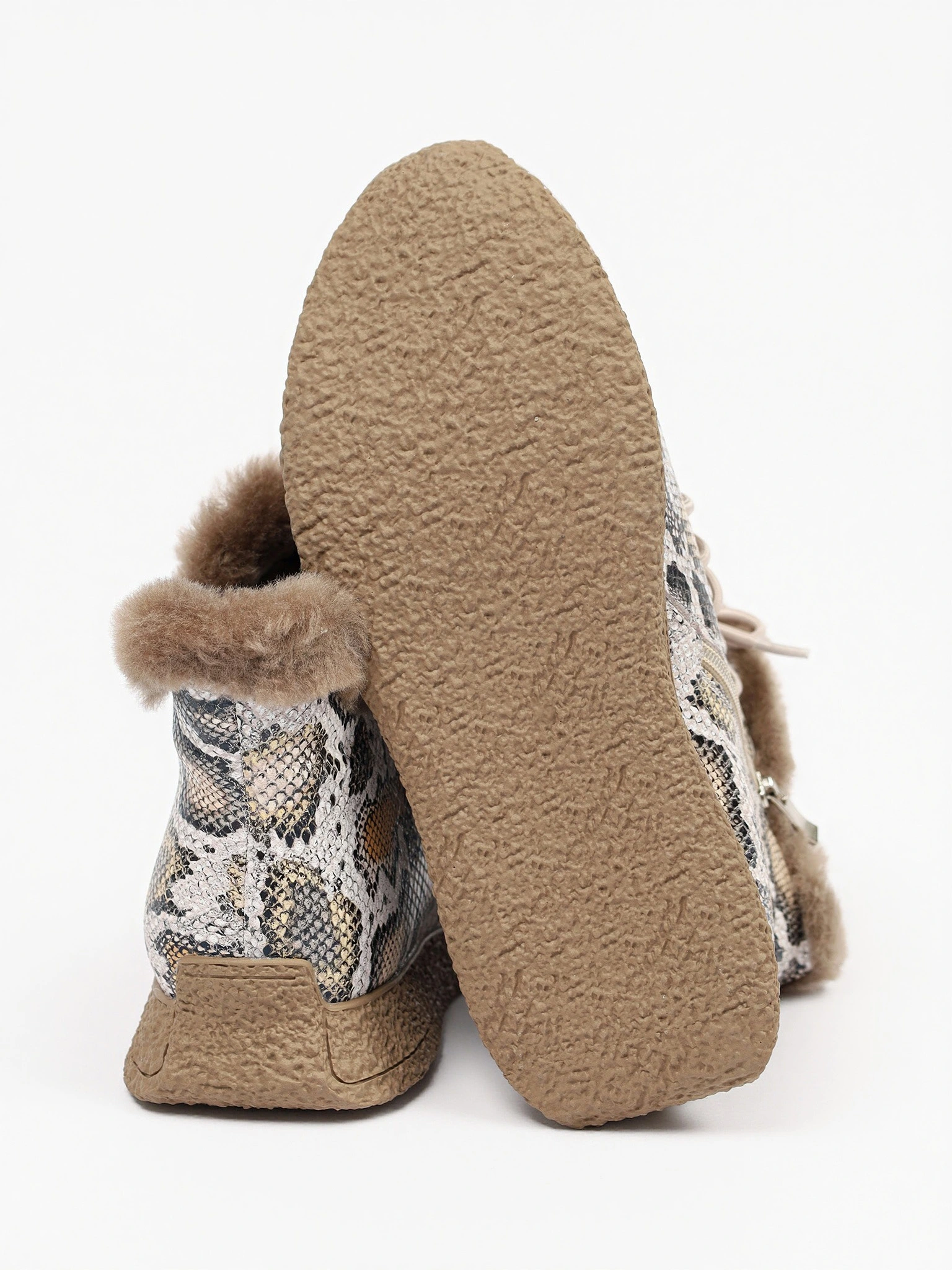 Ботинки с принтом под рептилию на низкой подошве